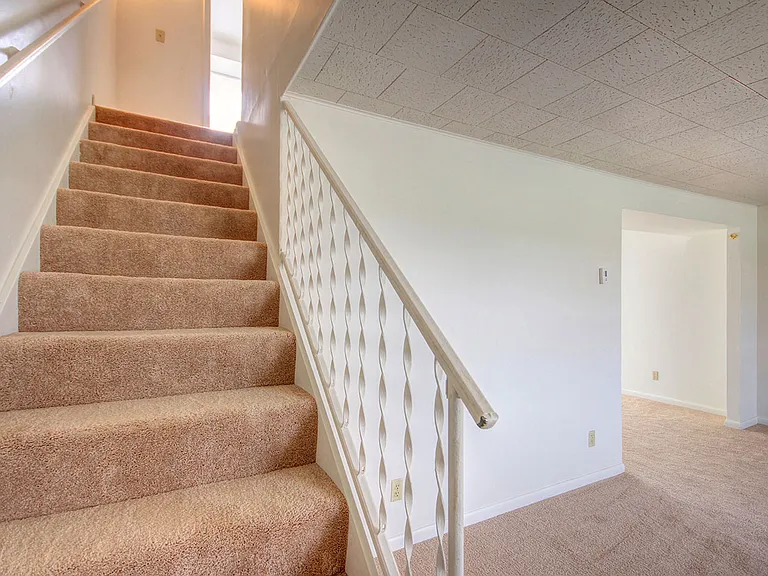 1008 Crescent Dr — Photo 7