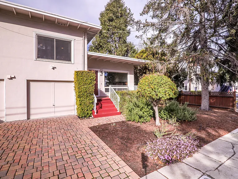 900 Oak Ln — Photo 2