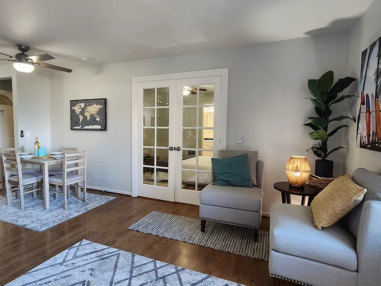 Hawaiian Apartments — Photo 15