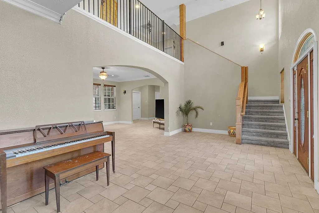 6 bed, 4.5 bath, 4339 sqft, $3,500 — Photo 4