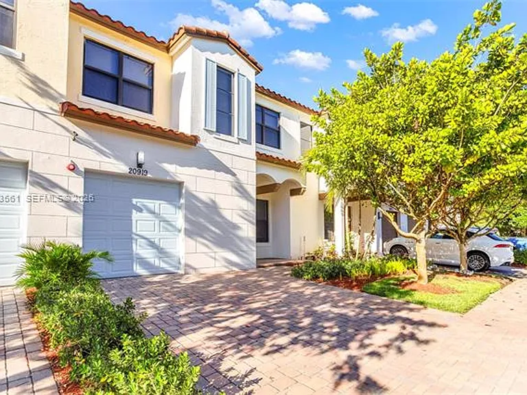 20919 NW 1st Dr #Townhouse 20919 — Photo 3