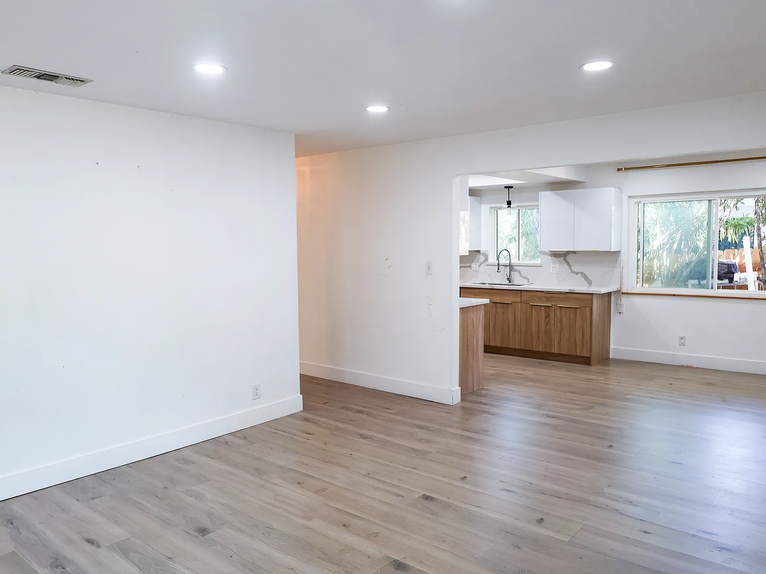 3 bed, 1260 sqft, $4,295 — Photo 2