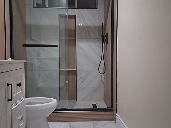 5th image of 562A Leslie Dr