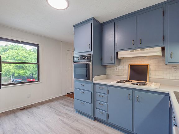 4th image of 907 Forsythe St