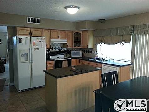 2nd image of 3001 Peachtree Ln
