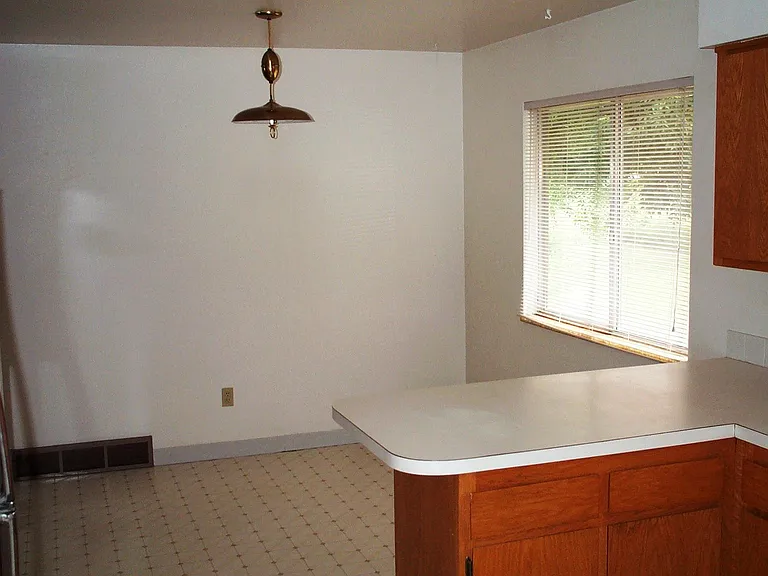331 W Willox Ln — Photo 6
