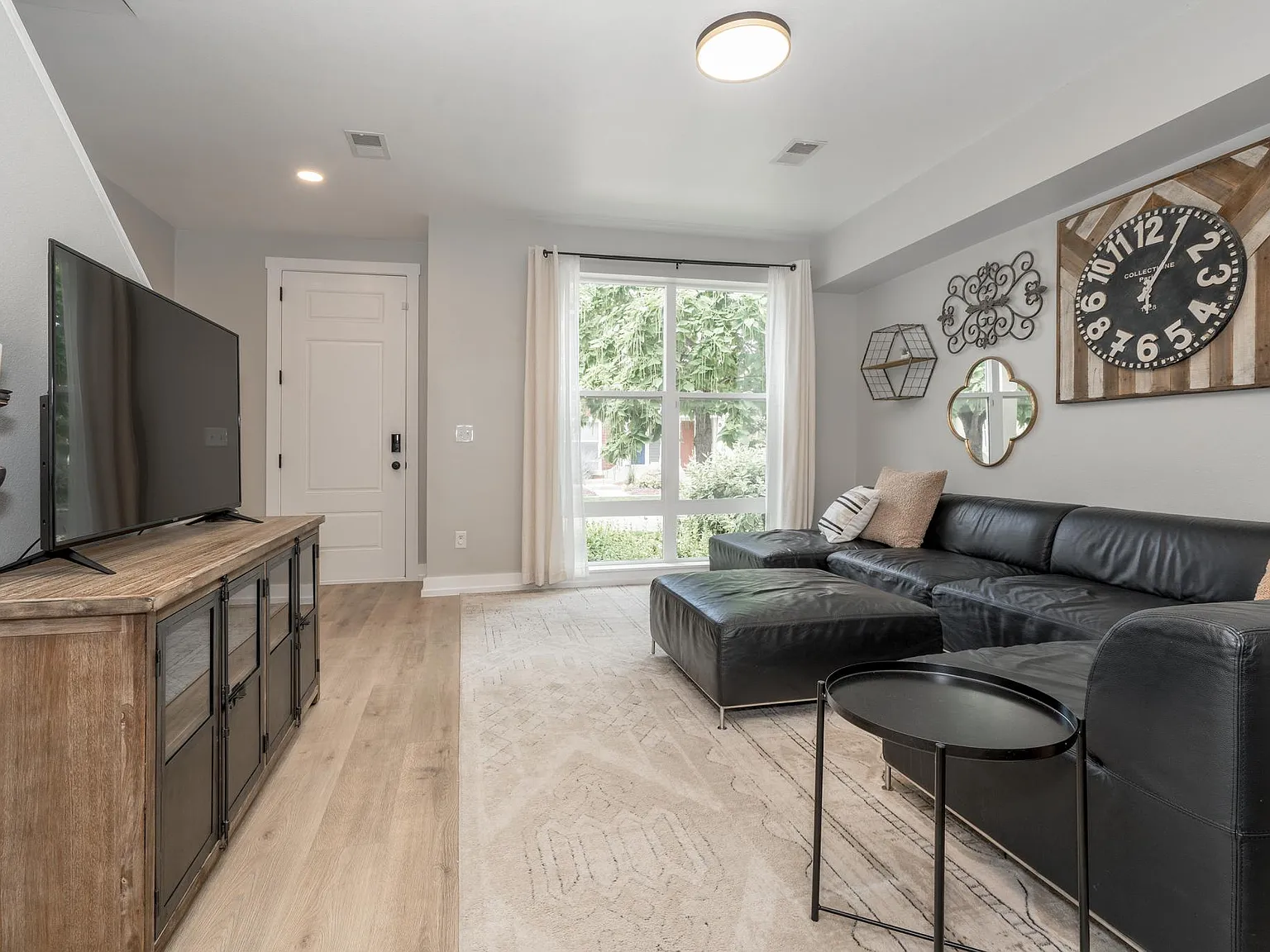 2 bed, 2.5 bath, 1300 sqft, $3,200 — Photo 4