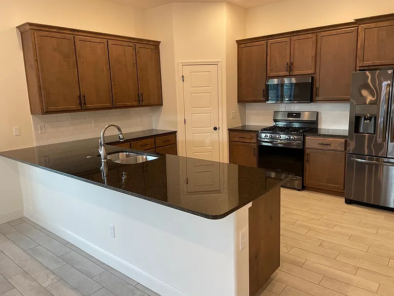 464 Hall Ave — Photo 2
