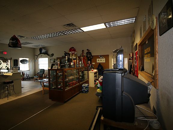 5th image of 284 Hand Ave