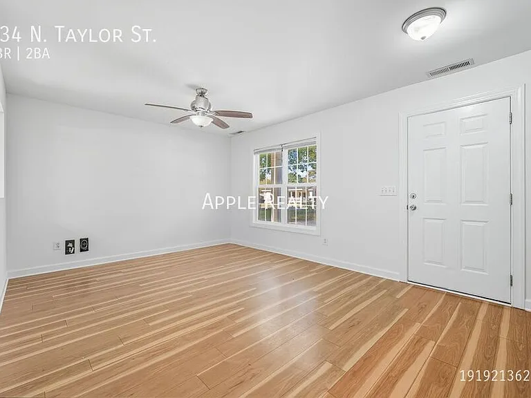 834 N Taylor St — Photo 2