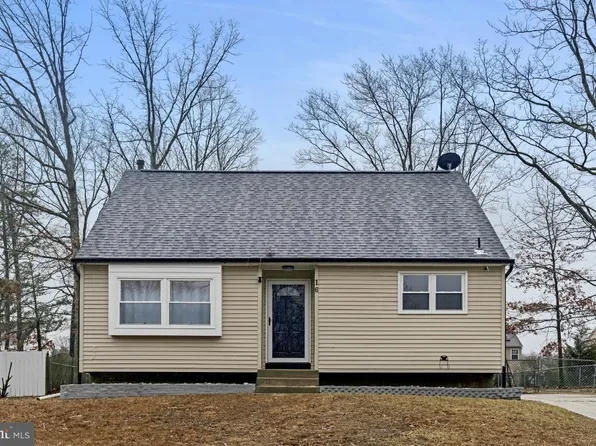 16 Saint Moritz Dr, Sicklerville, NJ 08081