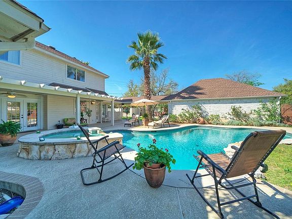 4th image of 1004 Lakeway Dr