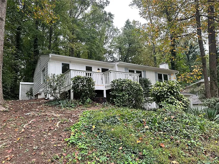 1231 Woodleigh Rd SW — Photo 3