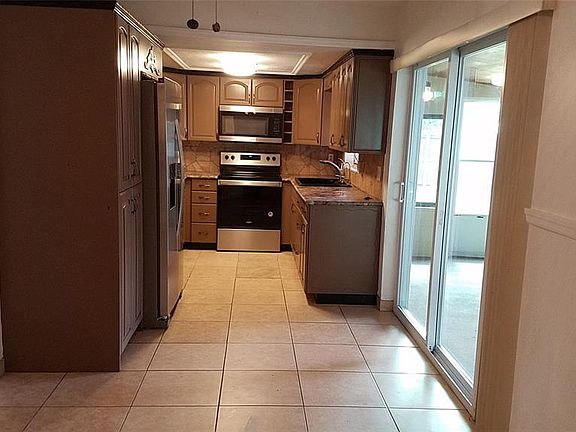 3rd image of 750 Royal Palm Dr