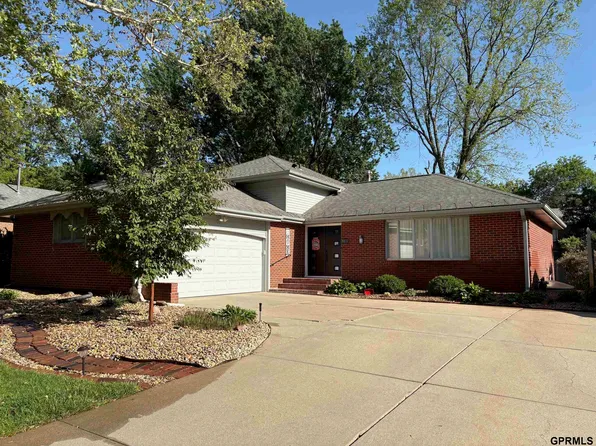 8133 S Hazelwood Dr, Lincoln, NE 68510