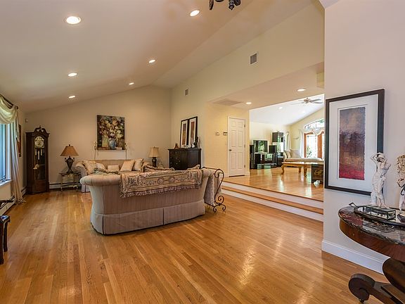 LR w/Vaulted ceilings