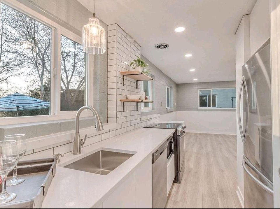 Image is of 660 Grand's Kitchen. 654 Grand has the same layout and finishes with the exception of the range. 654 Grand has a gas range.