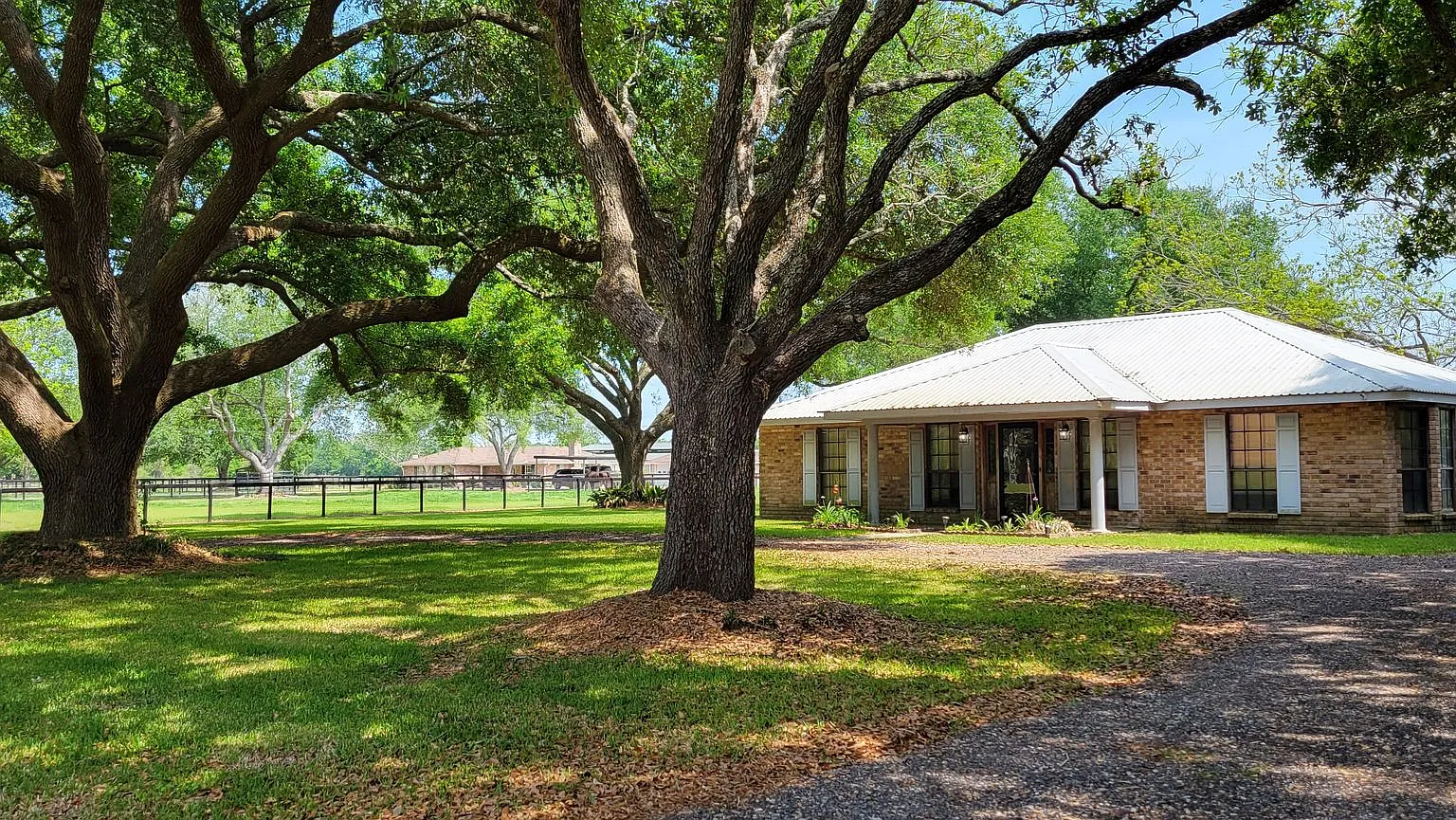 Home on 1 acre — Photo 1