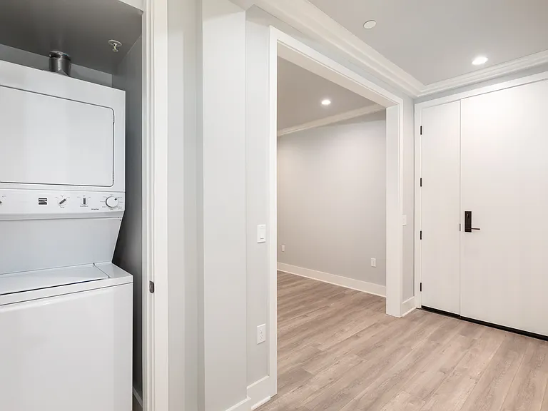 1350 Roxbury Dr — Photo 4