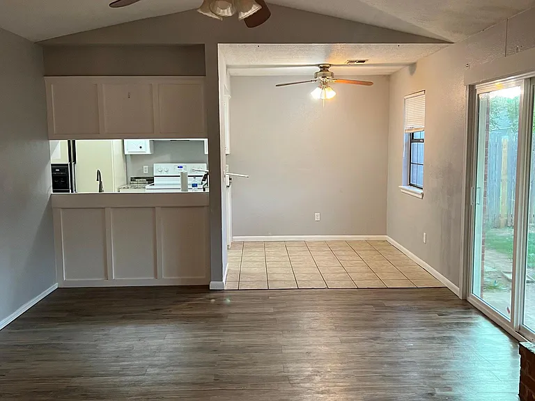 2411 SW 102nd St — Photo 6