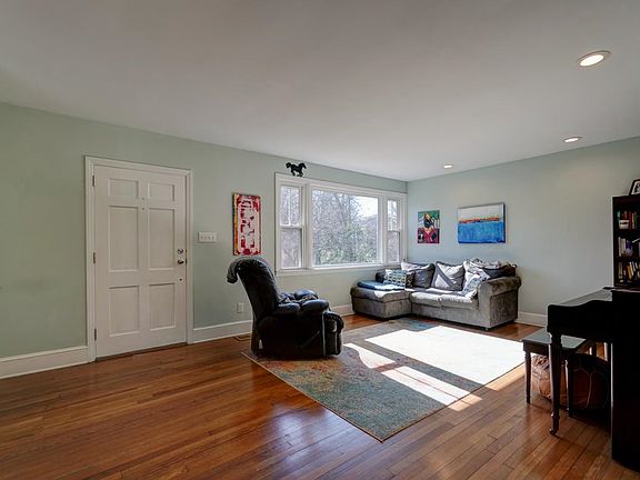 5th image of 250 E Park Dr