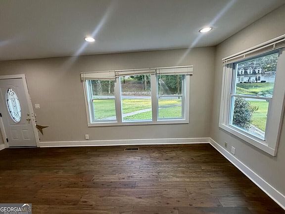 3rd image of 2025 Venetian Dr SW
