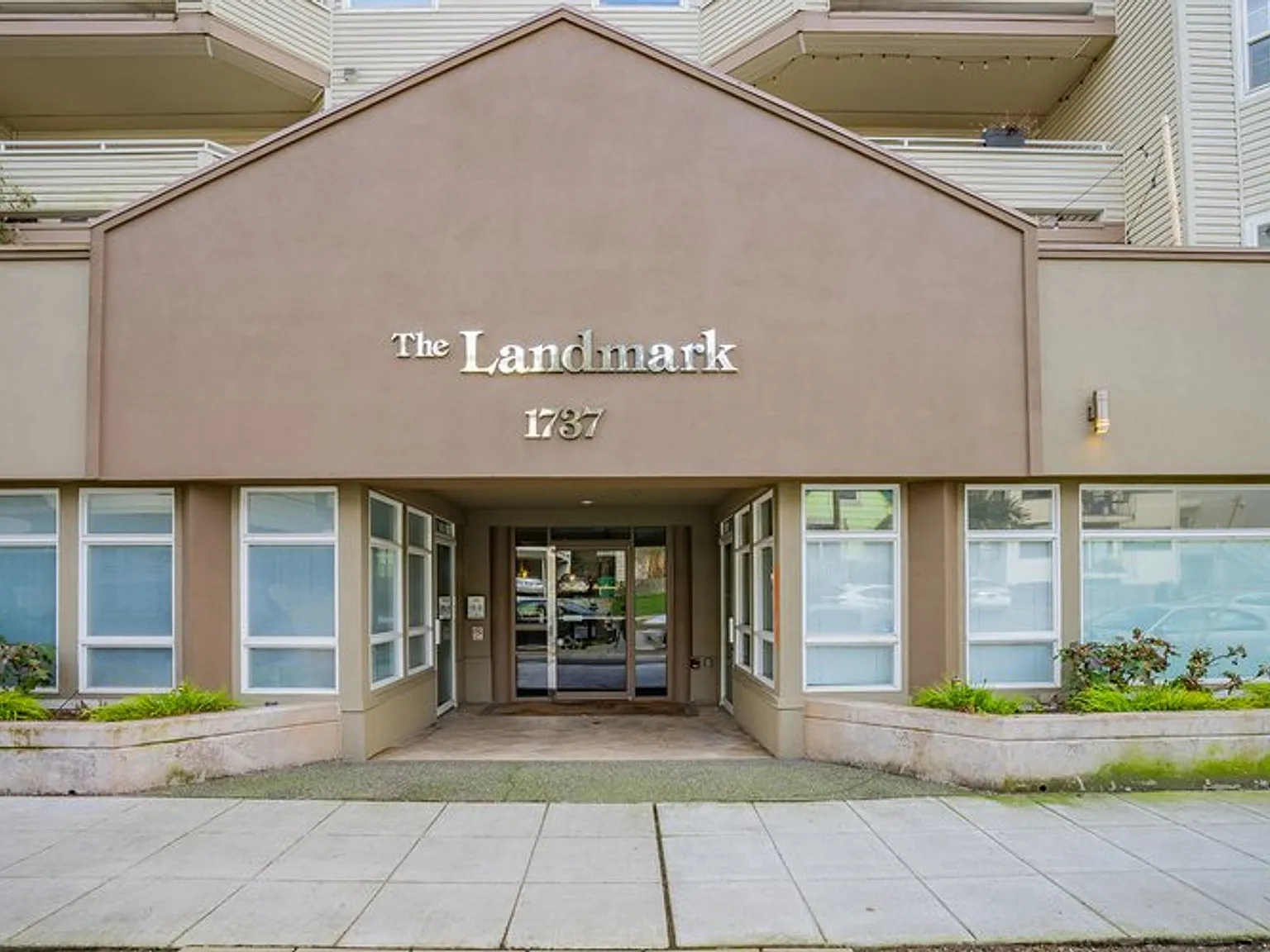 Landmark Apartments — Photo 3