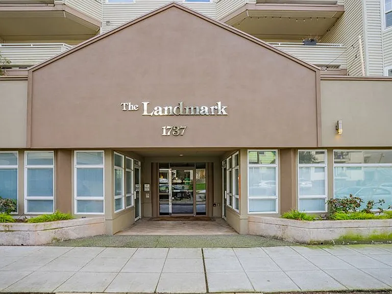 Landmark Apartments — Photo 3