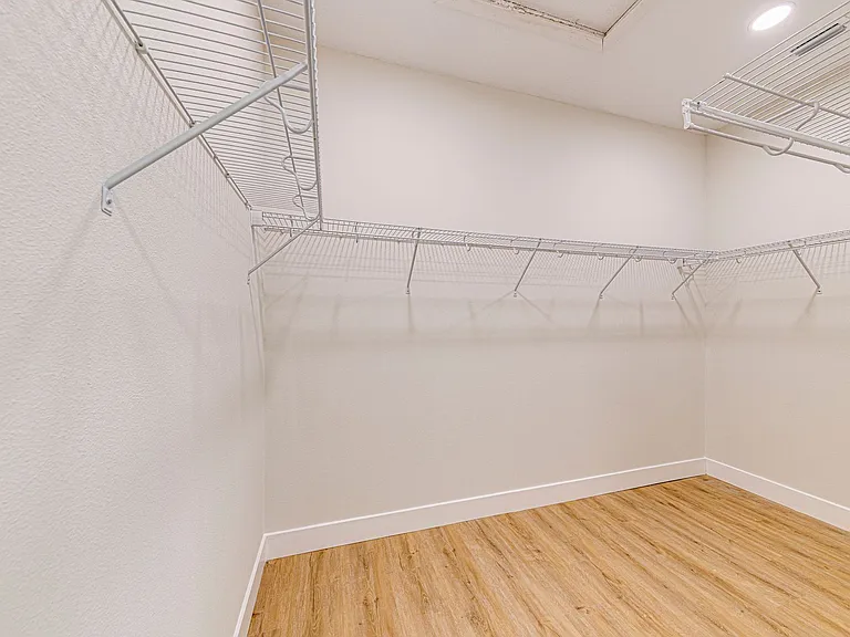 241 N Pine Ave — Photo 23