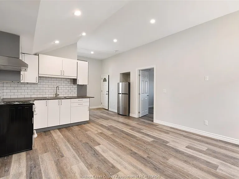 1069 Marentette Ave #UPPER — Photo 9