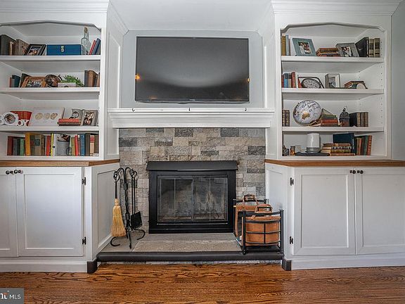 3rd image of 9 Pearson Ln