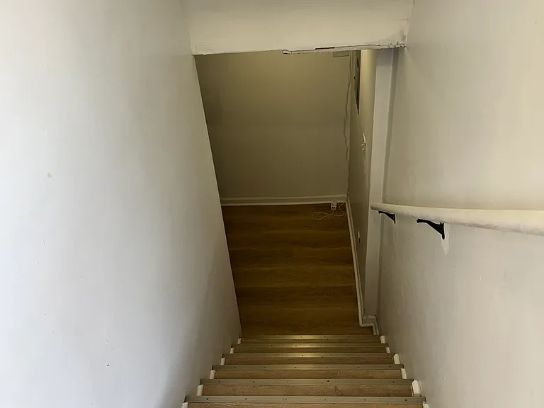 417 Hirsch Ave — Photo 9