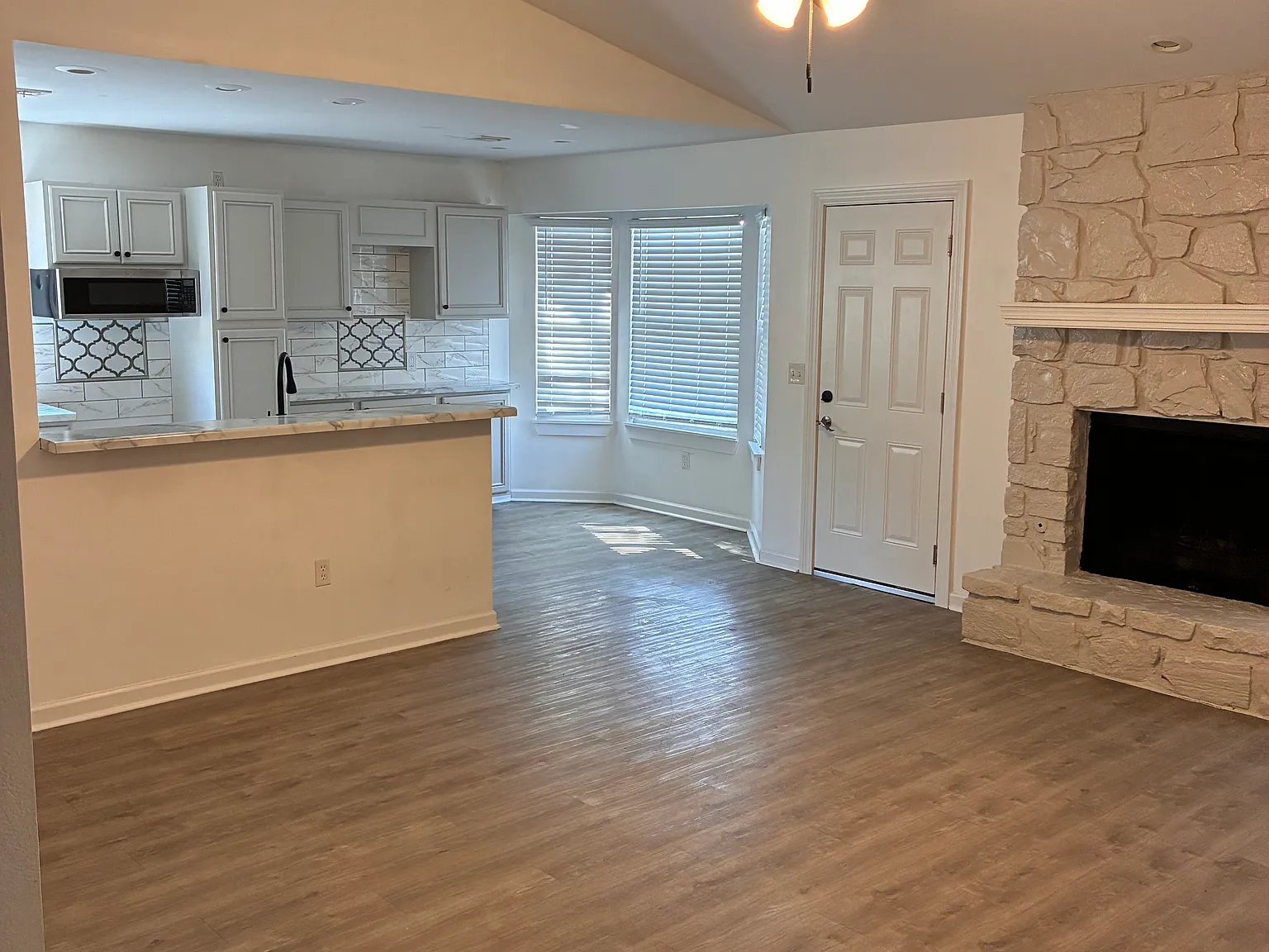 3 bed, 1304 sqft, $1,695 — Photo 2