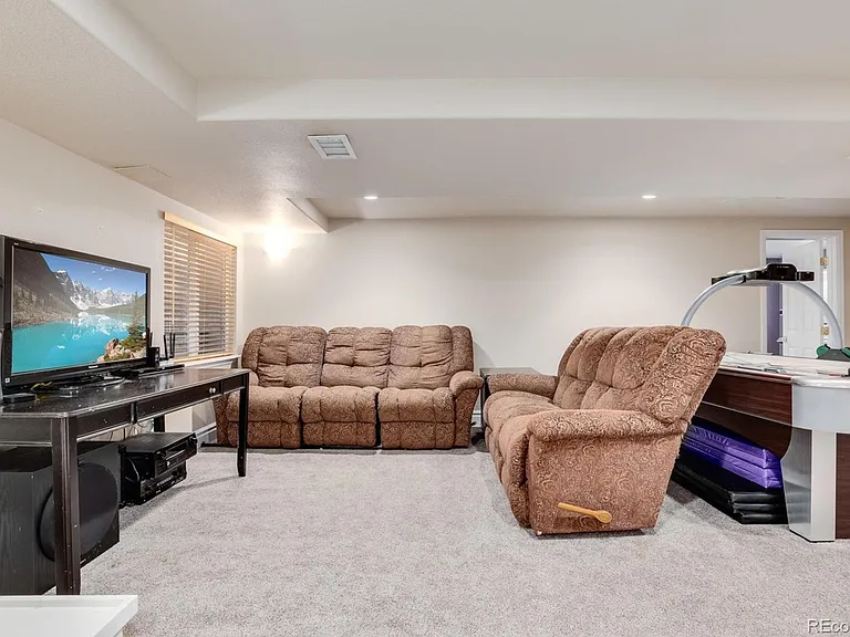 15581 Flowerhill Cir — Photo 31