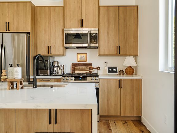 3rd image of 4460 Maplewood Ave #D