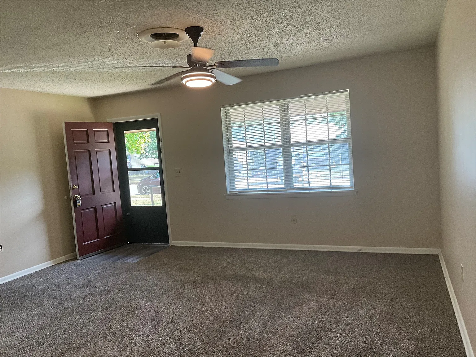 2 bed, 1.0 bath, 990 sqft, $950 — Photo 2