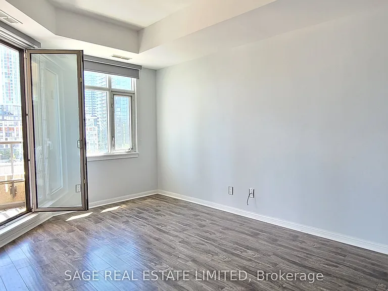 550 Front St W #438 — Photo 5