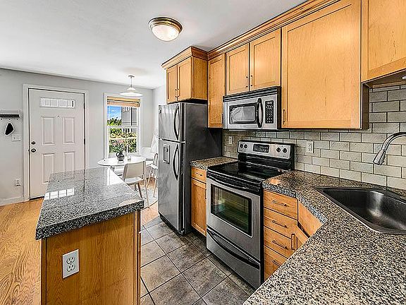 3rd image of 510 Lee St APT 5