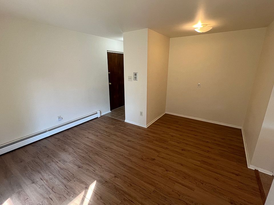 Entry/Living Room