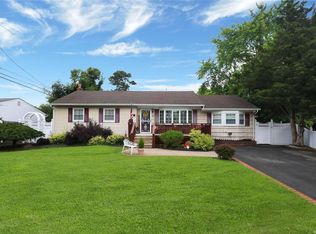 172 Wagon Ln, Centereach, NY 11720