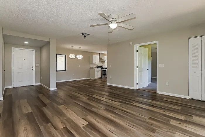 3 bed, 2.0 bath, 1275 sqft, $1,945 — Photo 3