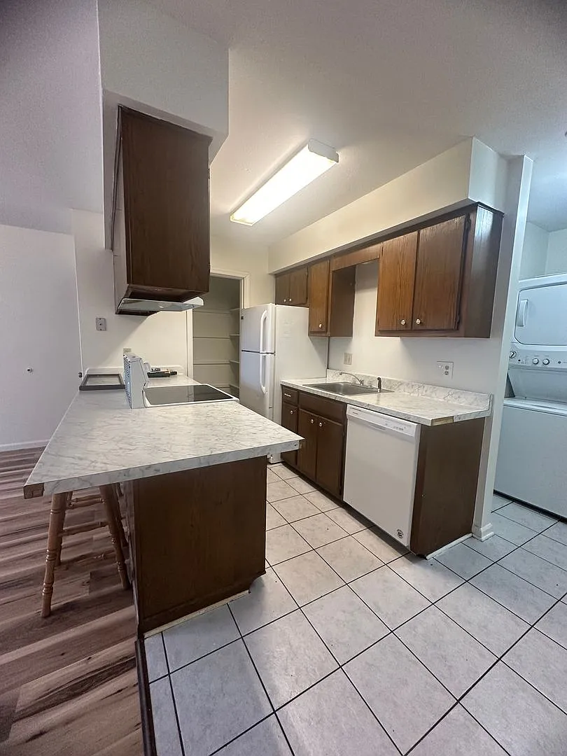 Building Photo - 601 Bertig St