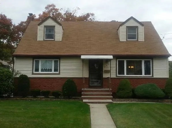 240 28th St, Copiague, NY 11726