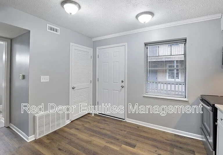 129 W Walnut St #C — Photo 5