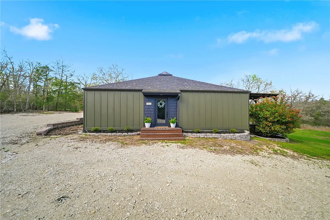 3 bed, 2.0 bath, 2100 sqft, $2,250 — Photo 3