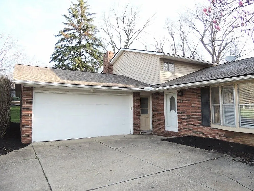 3 bed, 1.5 bath, 2554 sqft, $2,395 — Photo 1