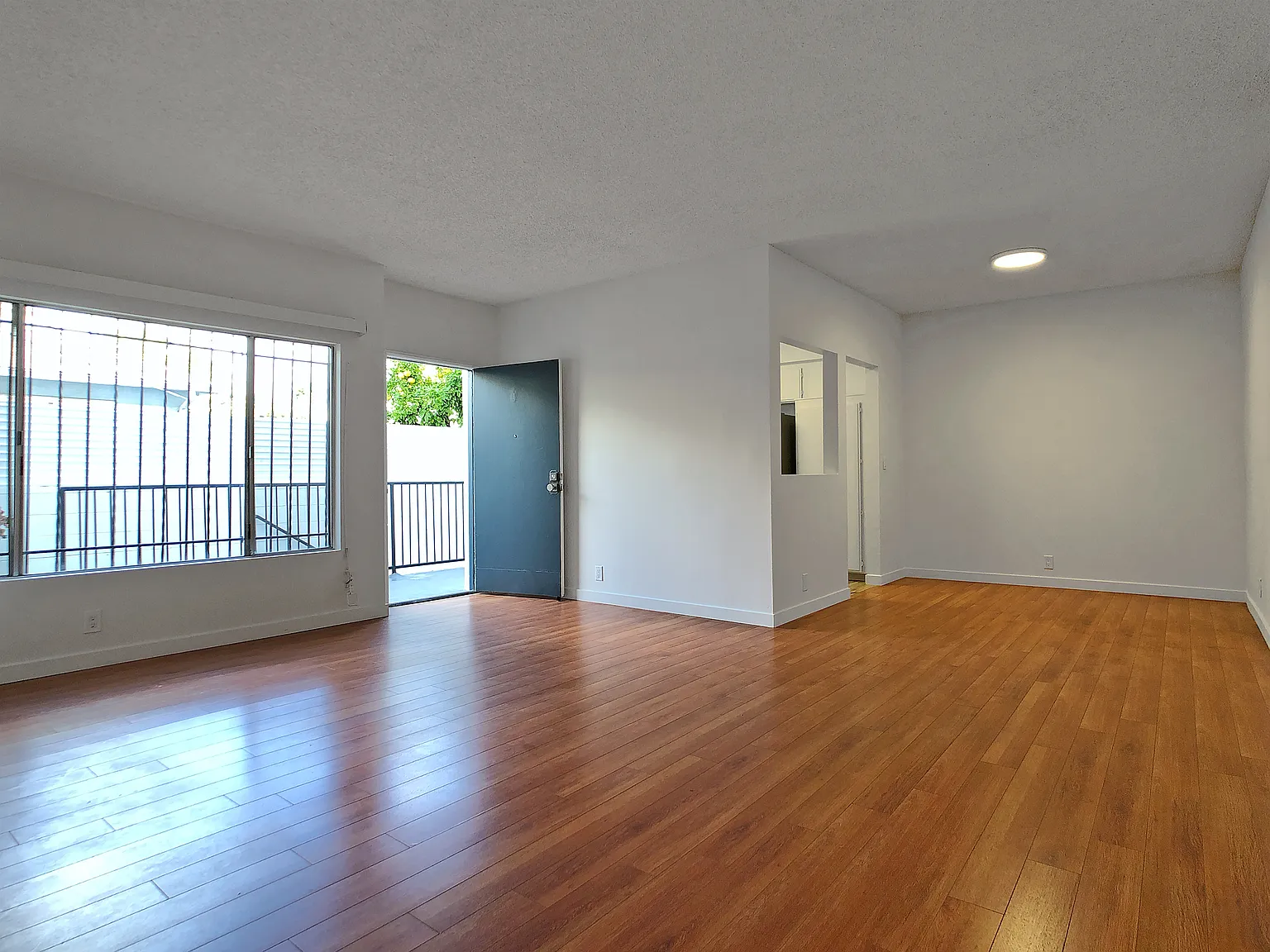 3 bed, 975 sqft, $4,295 — Photo 3