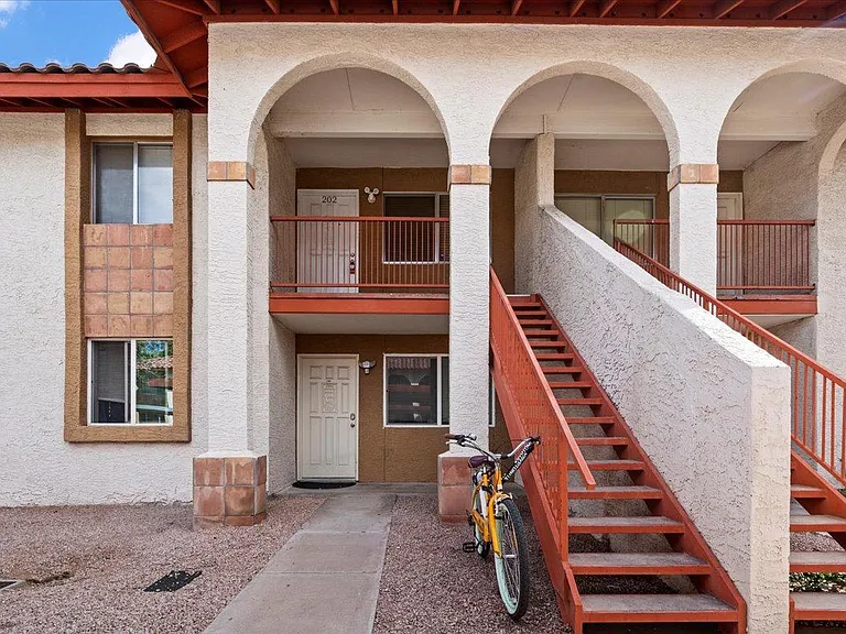 510 W University Dr — Photo 5