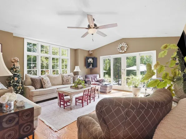36 Decorie Dr, Wilbraham, MA 01095