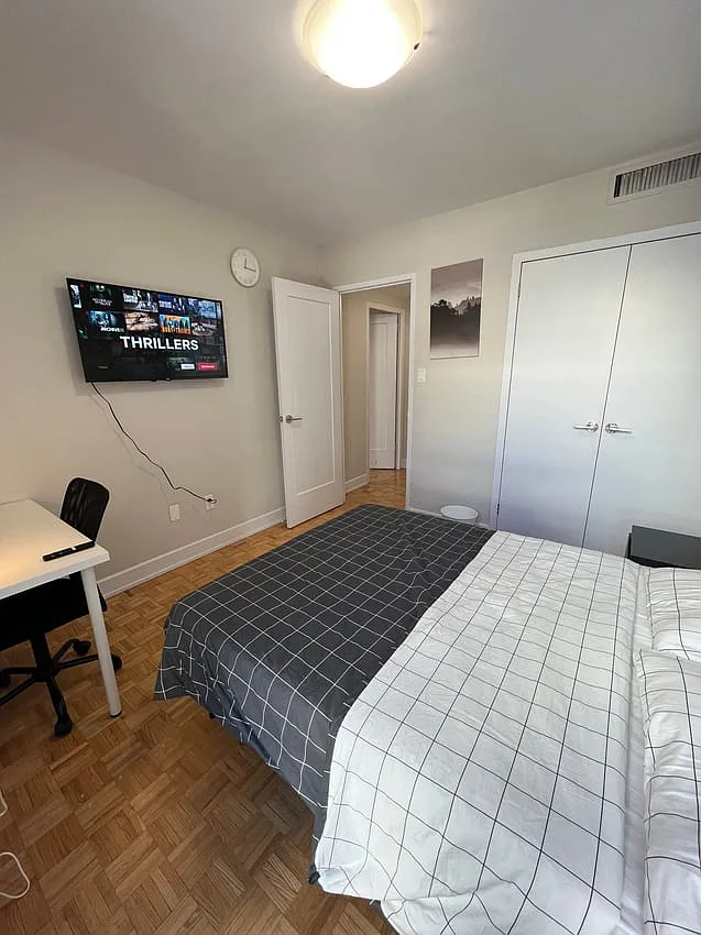 Deluxe Room - Rosehill Avenue & Yonge Street — Photo 1